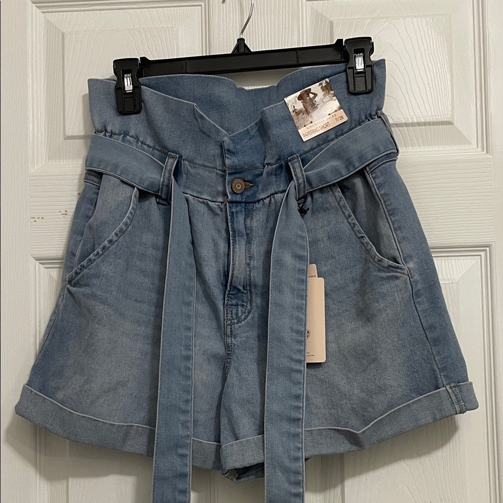 NWT SINCERELY JULES PAPERBAG LIGHT BLUE HIGH-WAISTED SHORTS. SIZE 7/28.